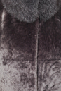 Шуба из мутона с воротником, отделка песец 1300722-10 вид сзади